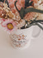 Tasse mit Trockenblumen