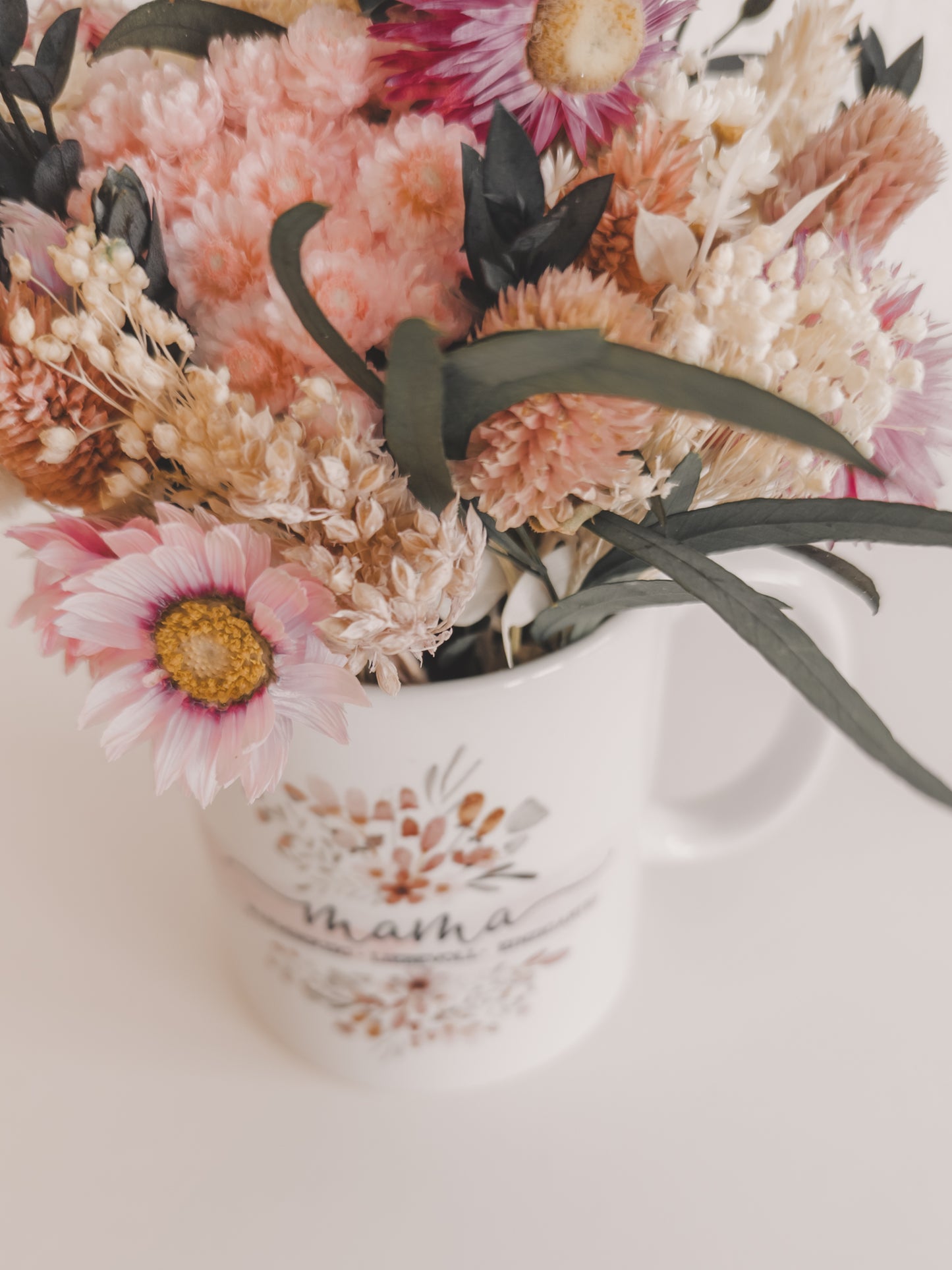 Tasse mit Trockenblumen